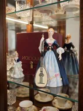 ROYAL DOULTON LADY MUSICIANS - CHITARRONE - H.N. 2700 LIMITED EDITION #339